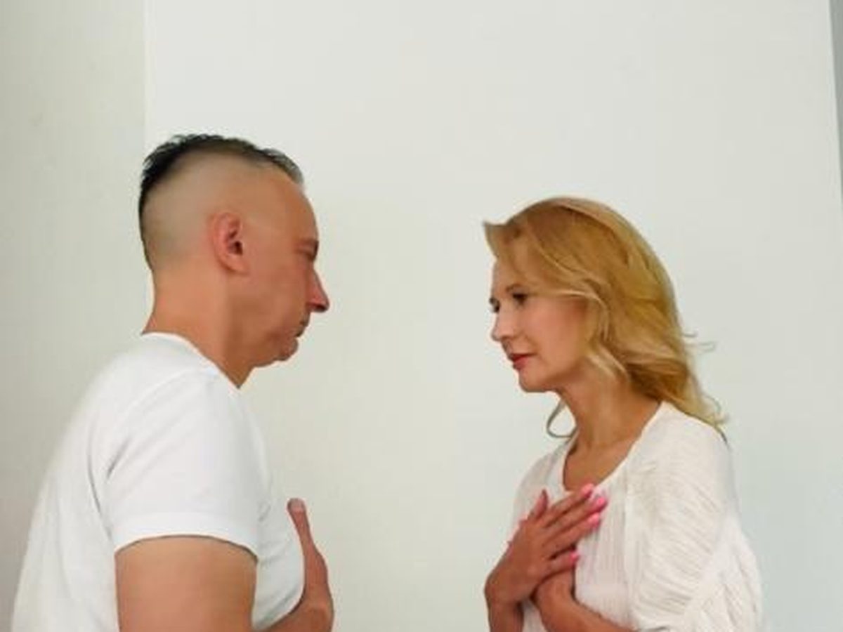 Para siedzi naprzeciwko siebie w spokojnym gabinecie terapii par w Katowicach